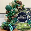 Guirlande de ballons en feuille vert et marron en forme de camion militaire sur fond de camouflage.