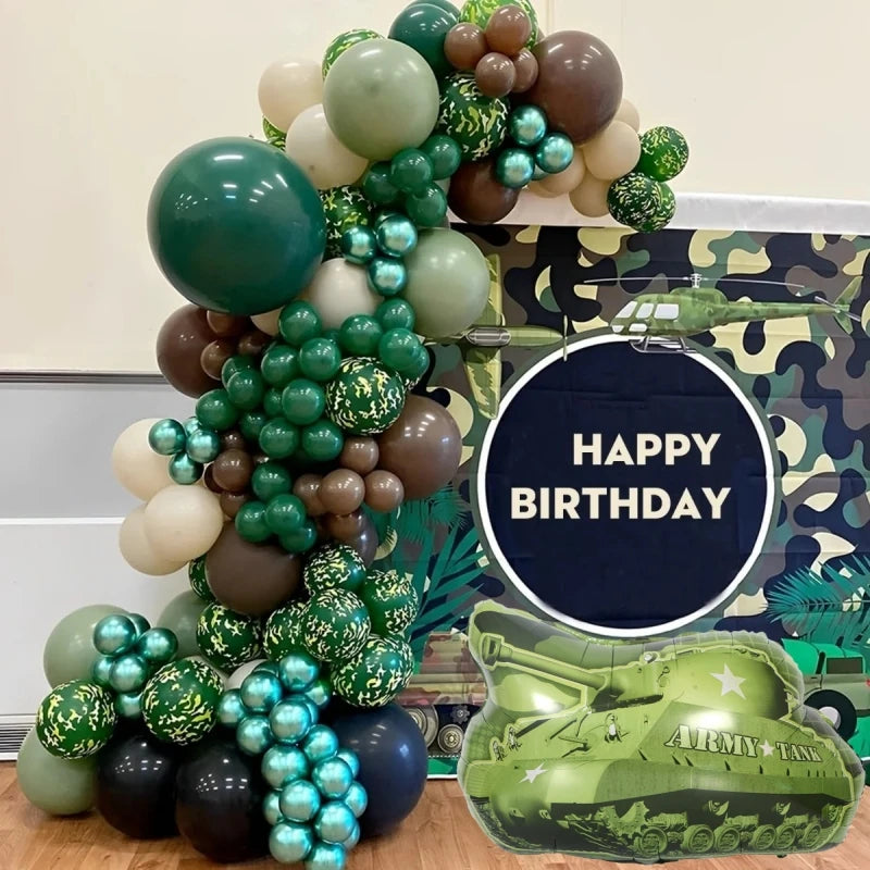 Guirlande de ballons en feuille vert et marron en forme de camion militaire sur fond de camouflage.