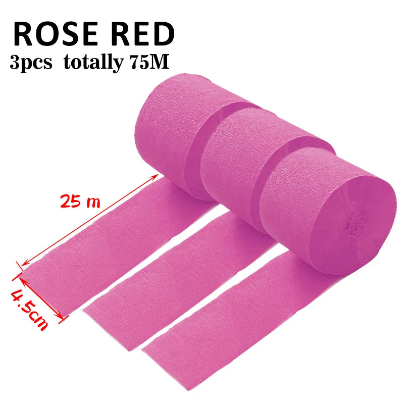 Ein Set aus drei rosa-roten Crêpepapier-Streamern, je 25 Meter lang, gerollt und ausgebreitet.