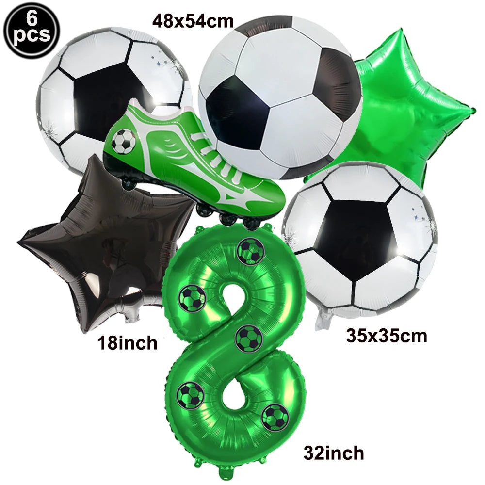 Un set de six décorations de ballons de football : un ballon noir et blanc, une chaussure de football verte et un huit vert
