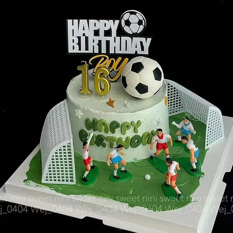 Weißer Geburtstagskuchen mit Fußball-Motiven, inklusive Fußball-Topper und Mini-Tor.