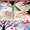Mains peignent un motif d'arbre d'empreintes digitales sur toile pour un projet artistique de signature personnalisable.