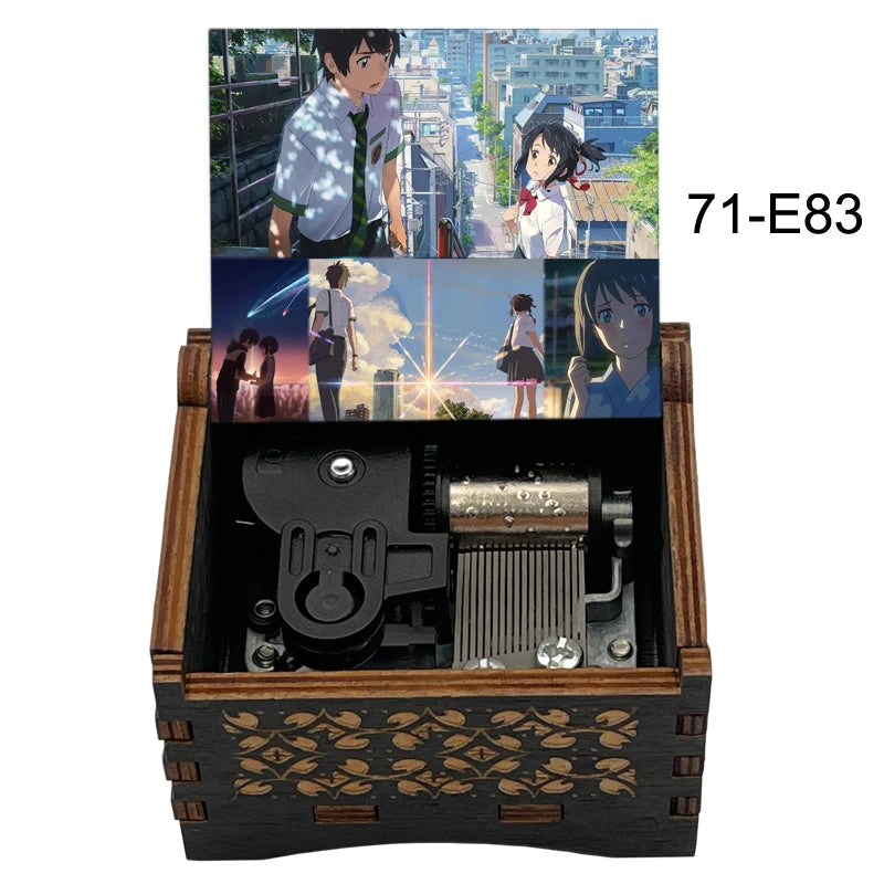 Adorno de caja musical de madera con personajes de anime, etiquetado 71-E83.