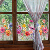 Doppelseitige dekorative Schmetterlings-Wandsticker in einem Fenster mit Blumenvorhängen.