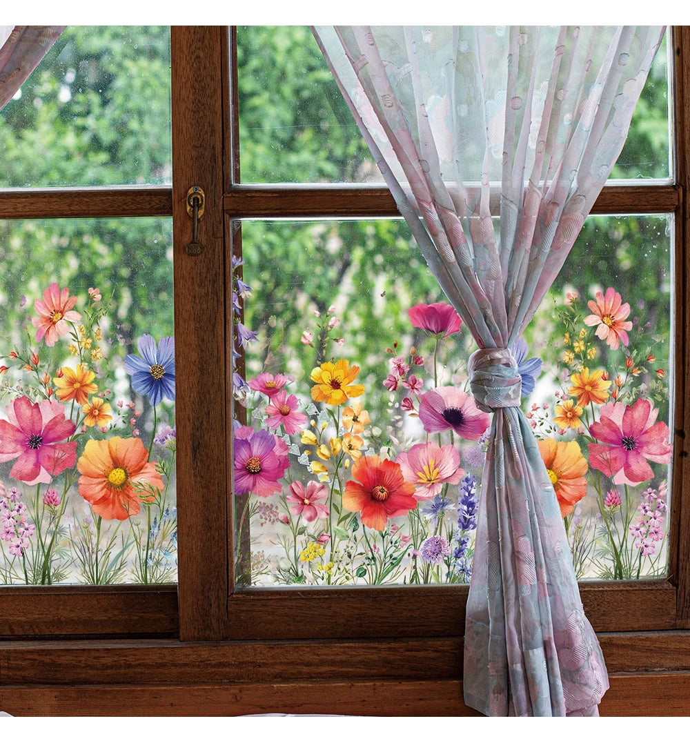 Doppelseitige dekorative Schmetterlings-Wandsticker in einem Fenster mit Blumenvorhängen.