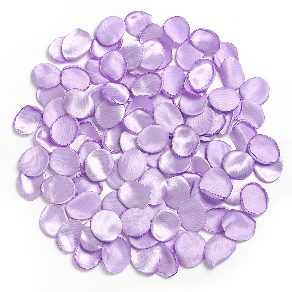 Una pila de pétalos de flores de seda artificial en color lila claro.