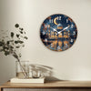 Horloge murale en croissant de lune islamique avec silhouette de mosquée dorée sur fond bleu foncé.