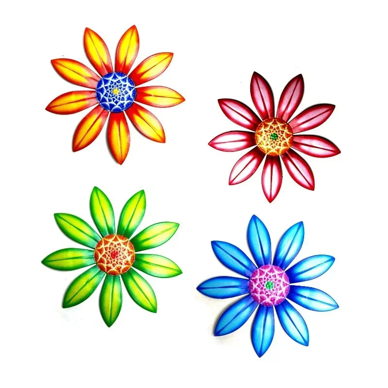 Una colección de cinco esculturas de arte floral metálicas coloridas en tonos naranja, rojo, amarillo y azul.