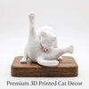 Figura de gato blanco impreso en 3D premium sobre base de madera para decoración del hogar.