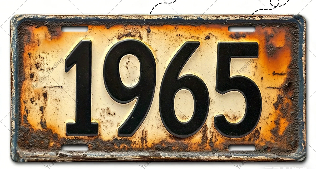 Primer plano de un cartel de pared de aluminio vintage con el año 1965 estampado, mostrando signos de desgaste y pátina.