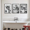 Un set de trois tirages d'art sur toile représentant des chats dans diverses poses et décors pour la décoration intérieure