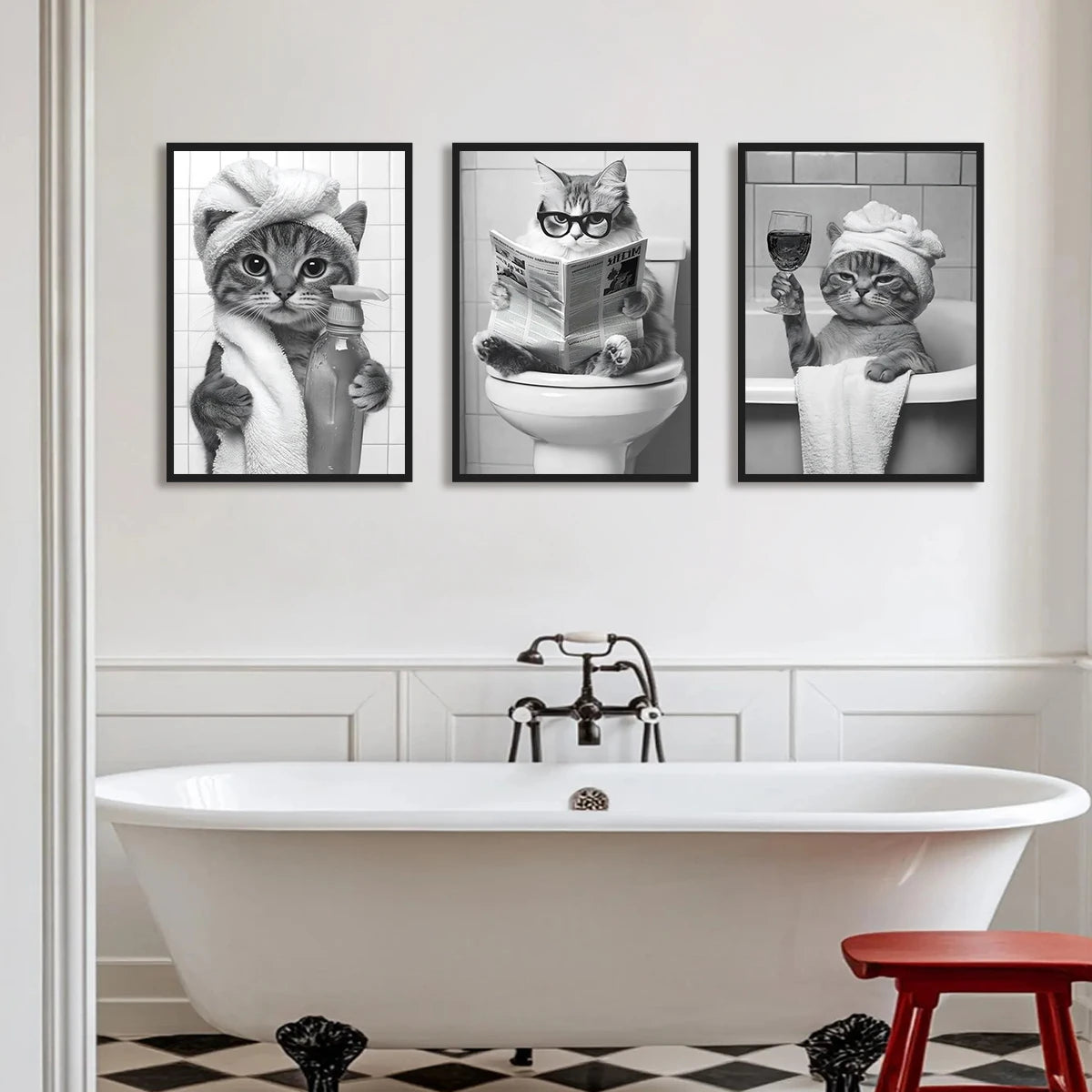 Un set de trois tirages d'art sur toile représentant des chats dans diverses poses et décors pour la décoration intérieure
