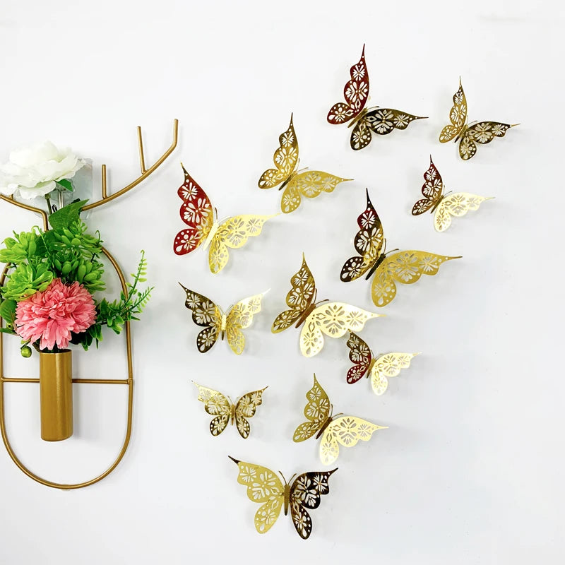 Collection d'autocollants muraux papillons or et argent sur fond blanc.