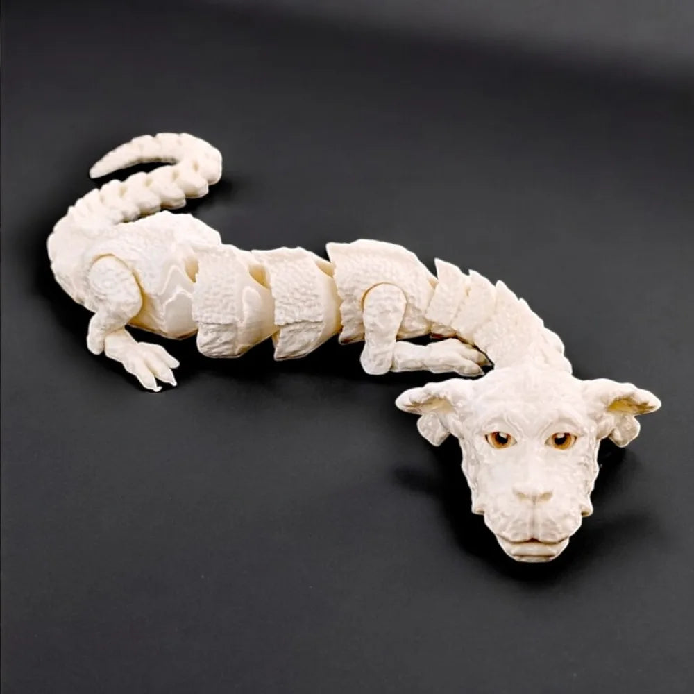 Figurine de dragon peinte à la main, tête et cou d'une créature blanche sur fond sombre.
