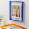 Moderner Acrylfoto-Displayrahmen mit einem gerahmten Foto von zwei Models in heller Kleidung.