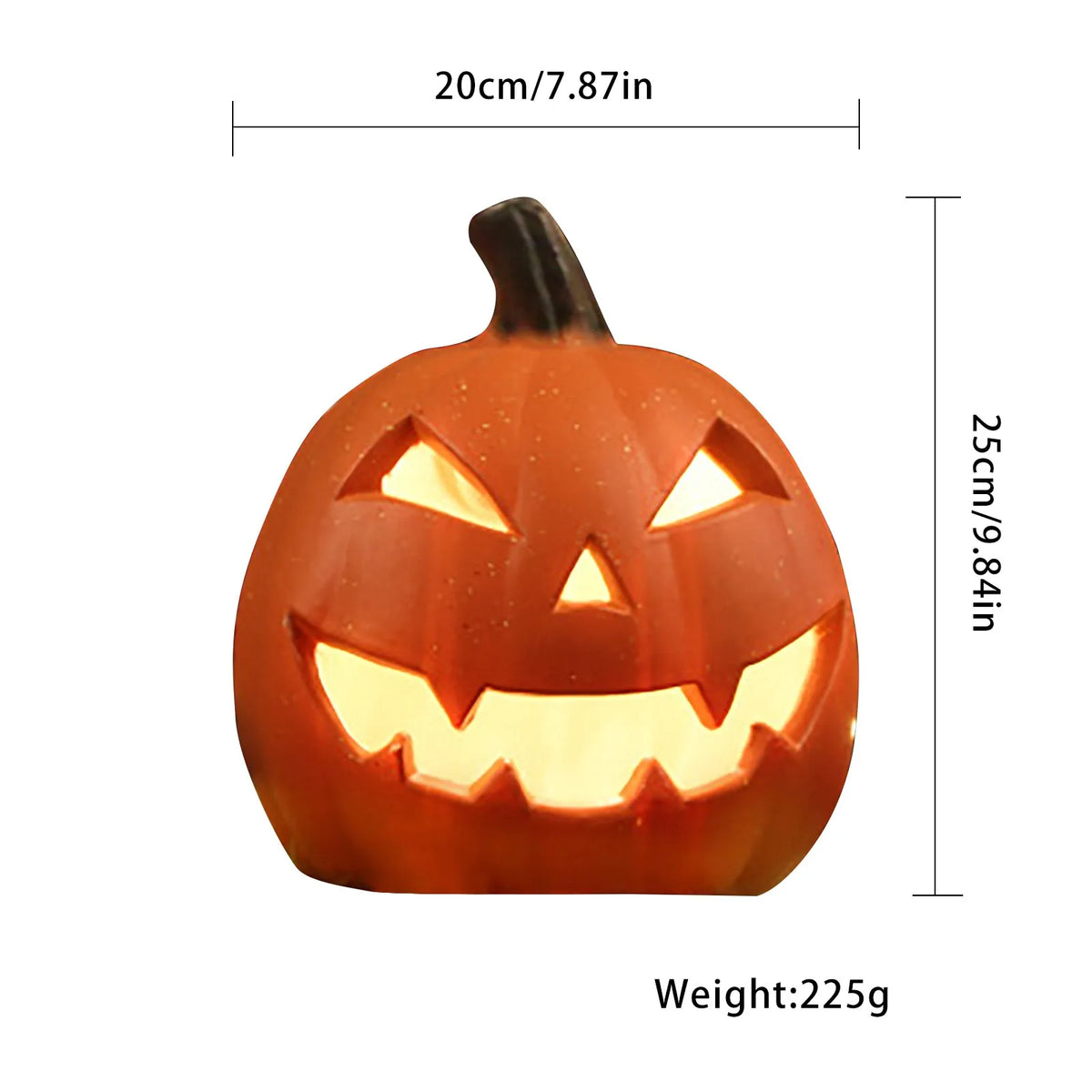 Linterna de calabaza de cerámica naranja tallada con una cara amenazante, mostrada contra un fondo blanco.