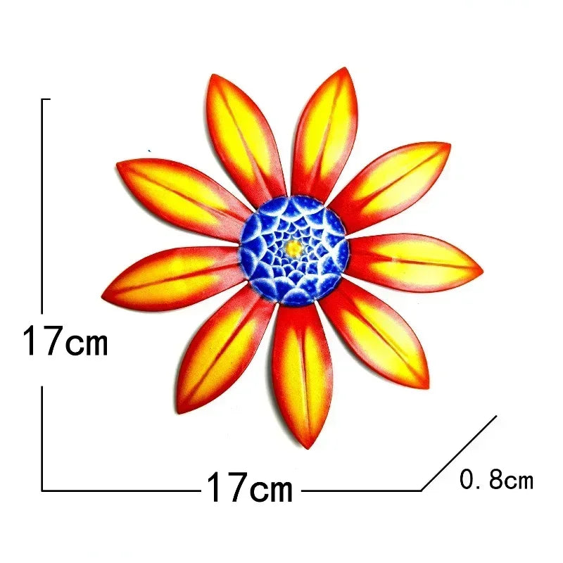 Escultura floral de metal vibrante con pétalos naranjas y centro azul, mostrada con dimensiones.