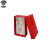 Una caja de regalo roja con un collar de oro y pendientes de perla.