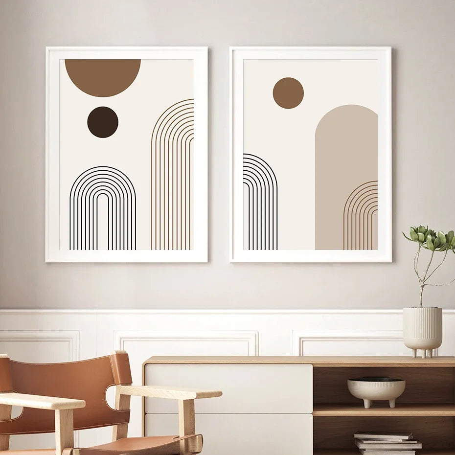 Un juego de dos piezas de arte abstracto en lienzo enmarcadas con formas geométricas en tonos tierra sobre un fondo claro.