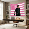 Wandteppich mit amerikanischer Flagge in rosa und weiß mit Leon Kennedy in einem dunklen Hemd.