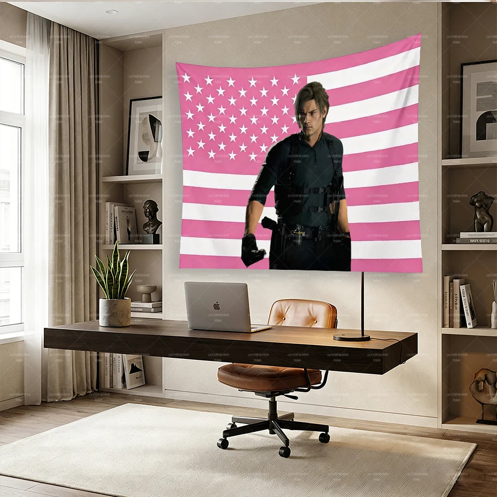 Wandteppich mit rosa-weißer amerikanischer Flagge und Leon Kennedy in einem dunklen Hemd.