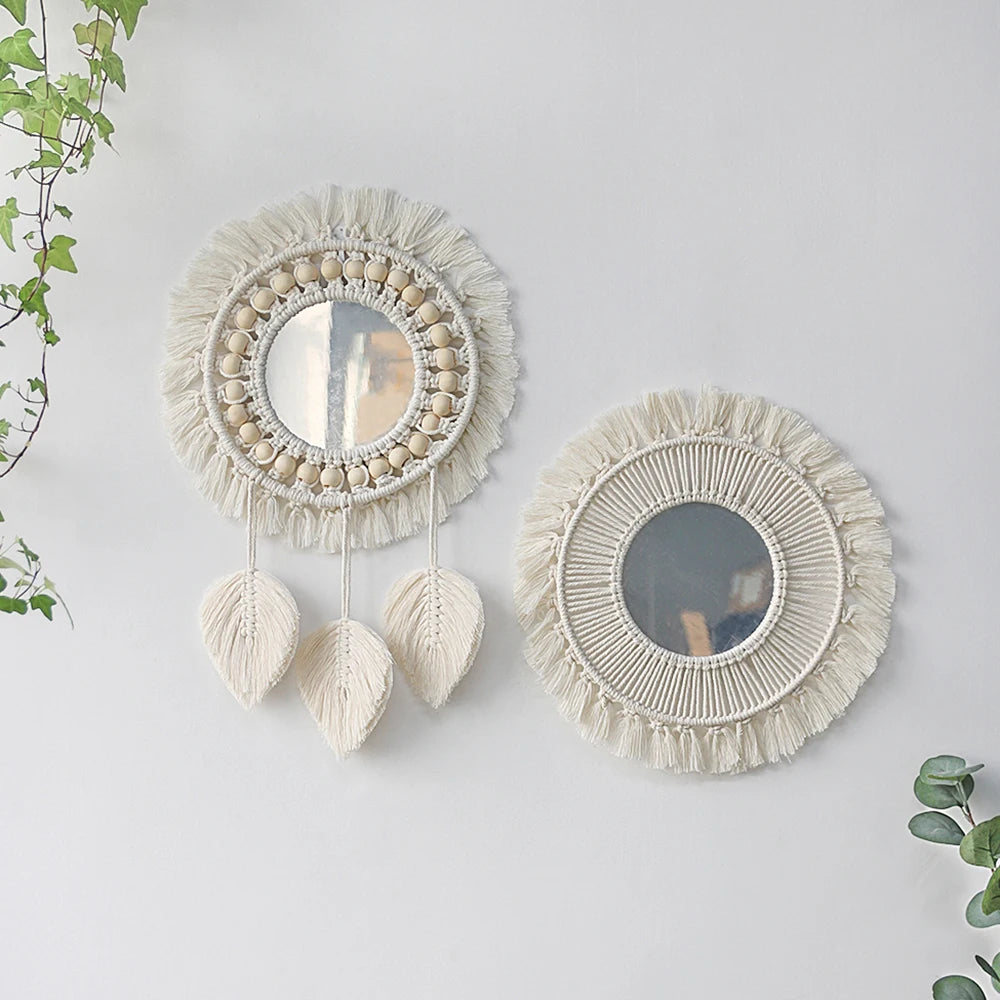 Miroir mural en macramé rond avec bordure de frange et accents de fibres naturelles.