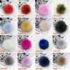 Collection de pompons en fausse fourrure de diverses couleurs : rouge, rose, vert, bleu, jaune, noir, blanc, violet et gris.