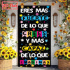 A classroom door banner featuring text in colorful letters that readsEres Más Fuerte de lo que Crees y Más Capaz de lo que Im