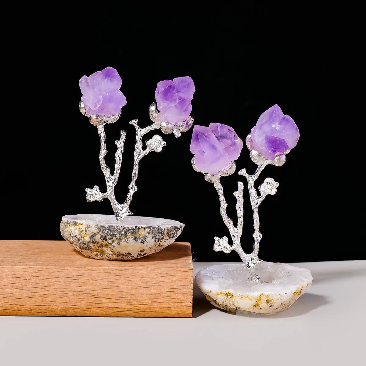 Décor en cristal fait main avec des fleurs d'améthyste violettes sur des branches d'argent dans des pierres d'agate naturelle