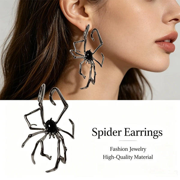 Boucles d'oreilles en araignée argentées portées à l'oreille d'une femme, mettant en valeur la bijouterie de haute qualité.