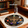 Kit de divination spirituelle avec pendentif orné et plateau circulaire.
