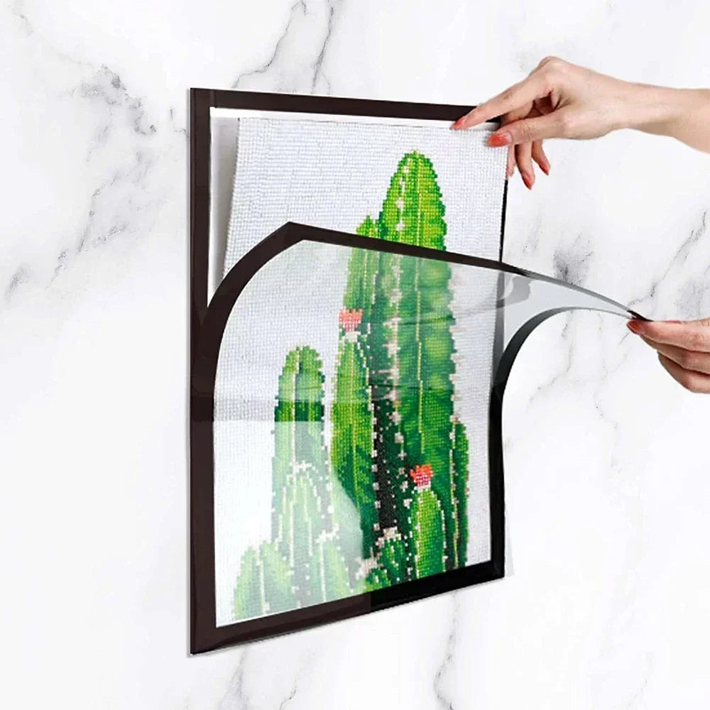 Nahaufnahme eines magnetischen Foto-Displays mit einer vertikalen Illustration grüner Kakteen vor weißem Hintergrund.