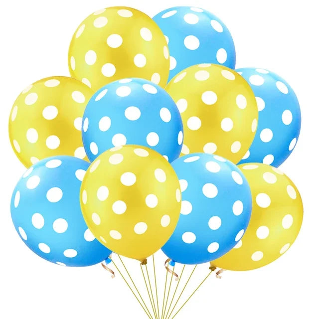 Un racimo de globos de látex amarillos y azules a rayas para decoración de fiesta
