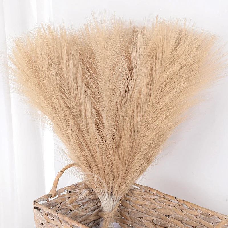 Un paquete de pampas artificial color beige claro para decoración del hogar