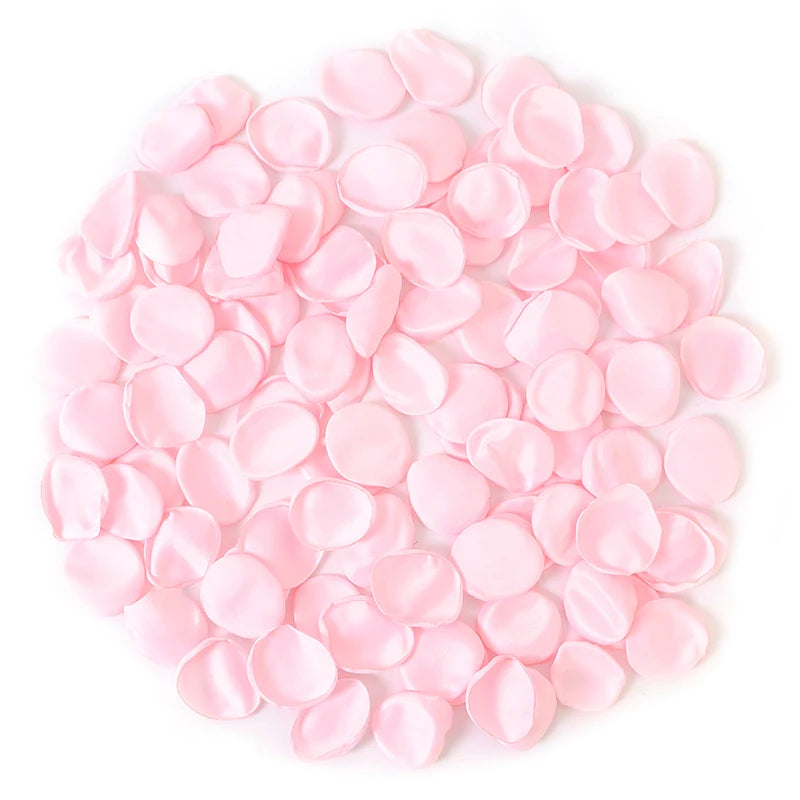 Pila de pétalos de flores de seda artificial rosa para decoración del hogar y bodas.