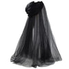 Elegante schwarze Braut-Hexenfliege mit durchscheinendem, fließendem Stoff.