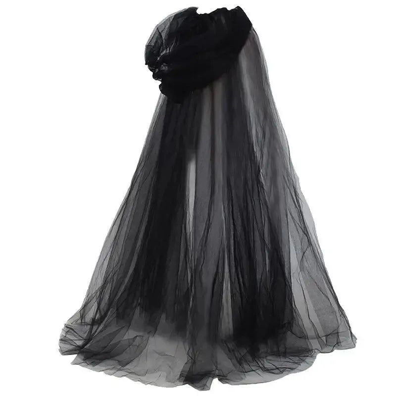 Elegante schwarze Braut-Hexenfliege mit durchscheinendem, fließendem Stoff.