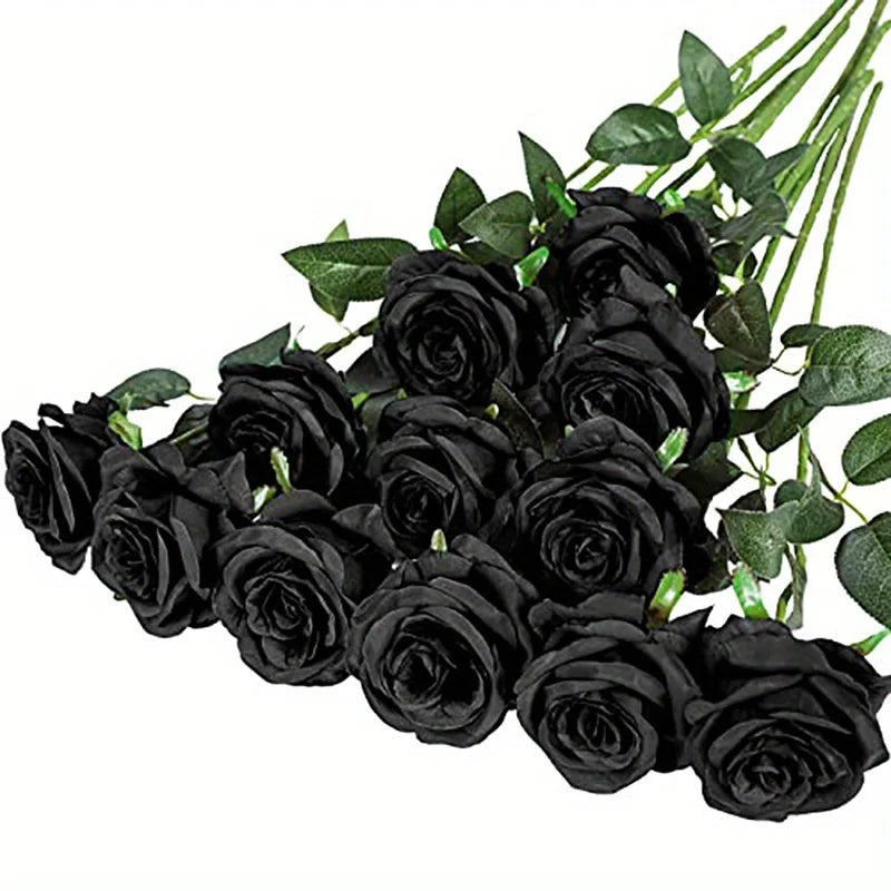 Un ramo de rosas artificiales de seda negra realistas con hojas verdes.