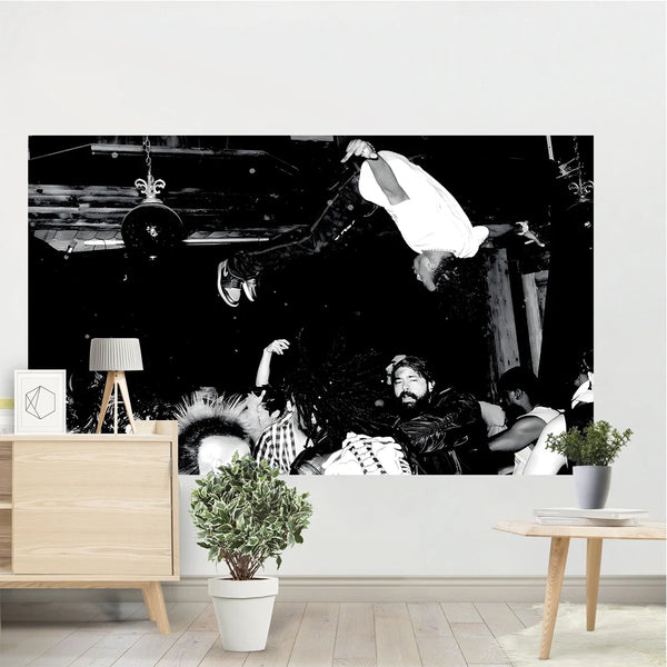 Grande tapisserie murale sur toile avec une scène sombre et dramatique de figures et de drapeaux.