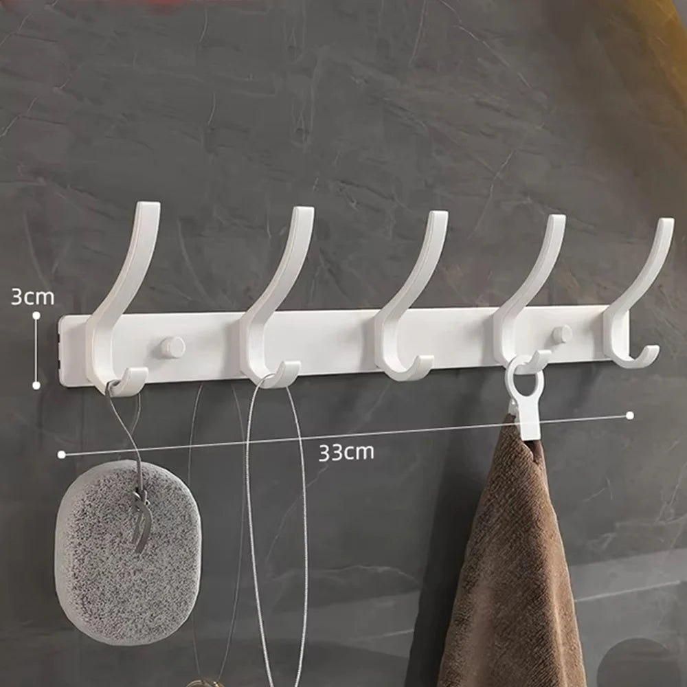 Percha de pared blanca y resistente con seis ganchos, mostrando un percha redonda para abrigos.
