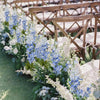 Gros plan de fleurs de delphinium bleues et blanches artificielles arrangées pour la décoration intérieure.