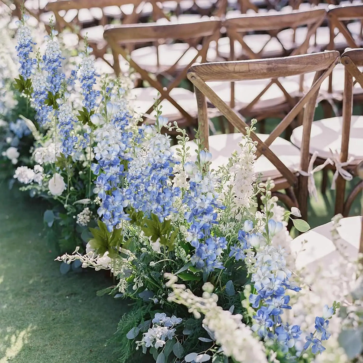 Gros plan de fleurs de delphinium bleues et blanches artificielles arrangées pour la décoration intérieure.
