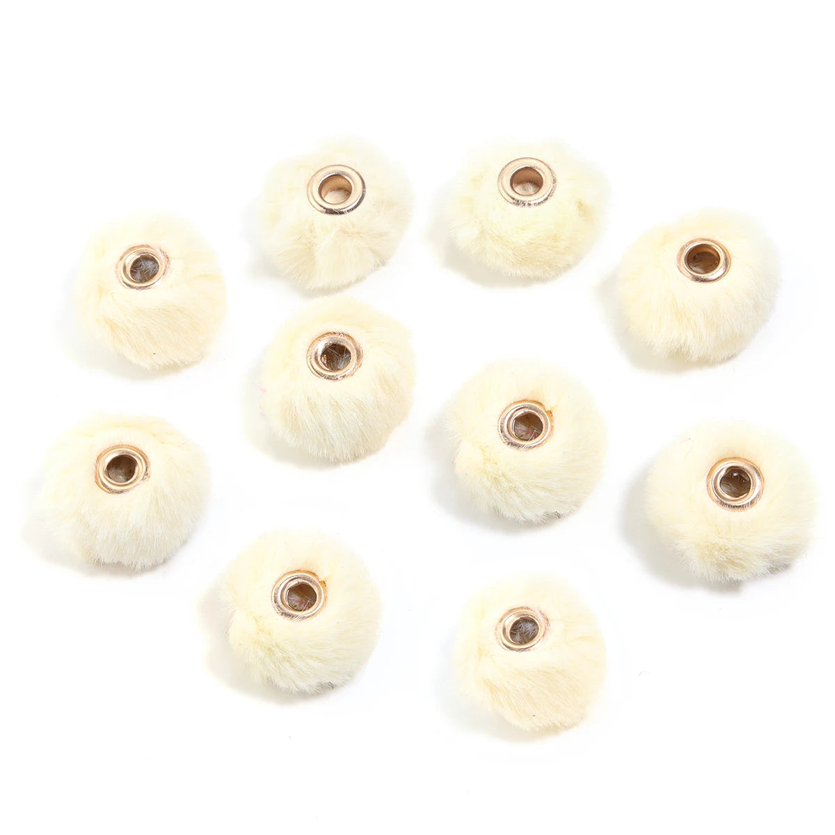 Collection de perles de peluche beiges et crème pour fabrication de bijoux DIY.