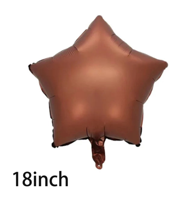 Un ballon en feuille d'or bronze en forme d'étoile.