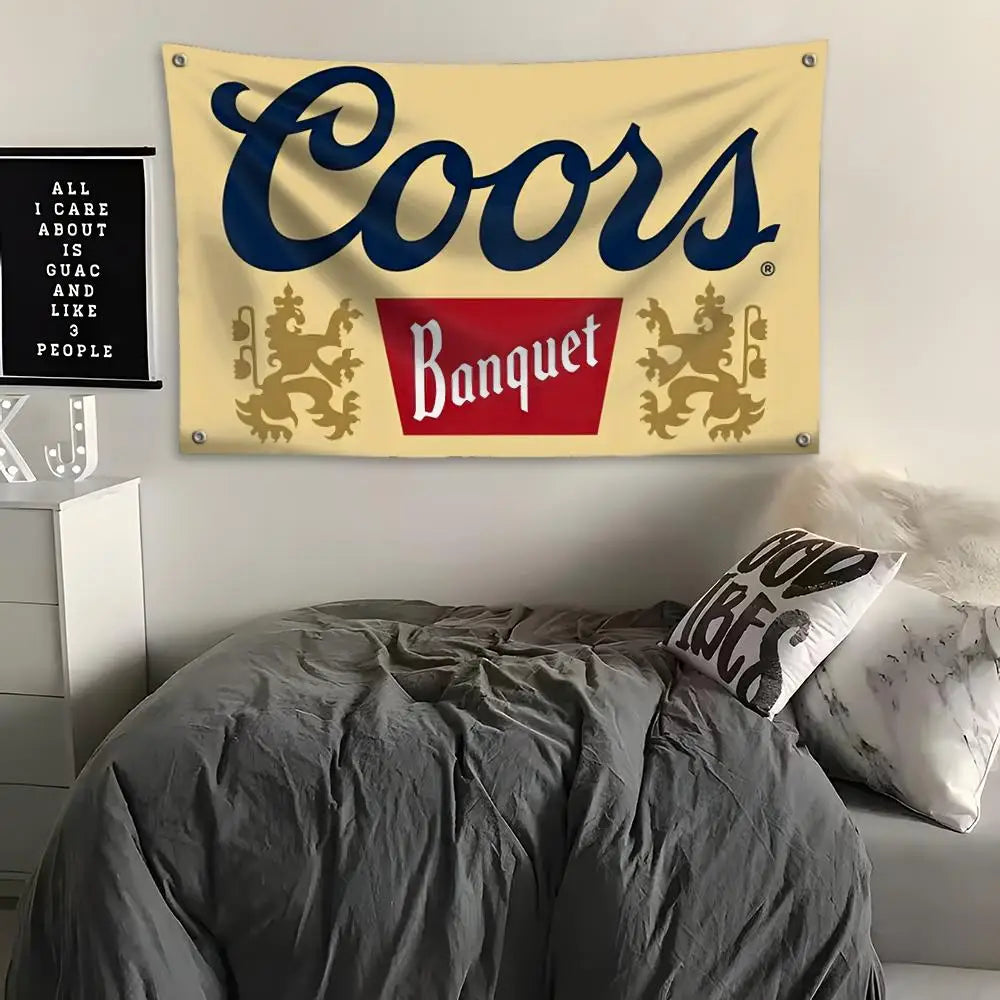 Banner mit dem Wort Coors über einem roten Rechteck mit goldenen Löwen-Designs für Banquet