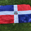 Großes Banner mit der Flagge der Dominikanischen Republik, rot-blaue Felder mit weißem Kreuz und Wappen