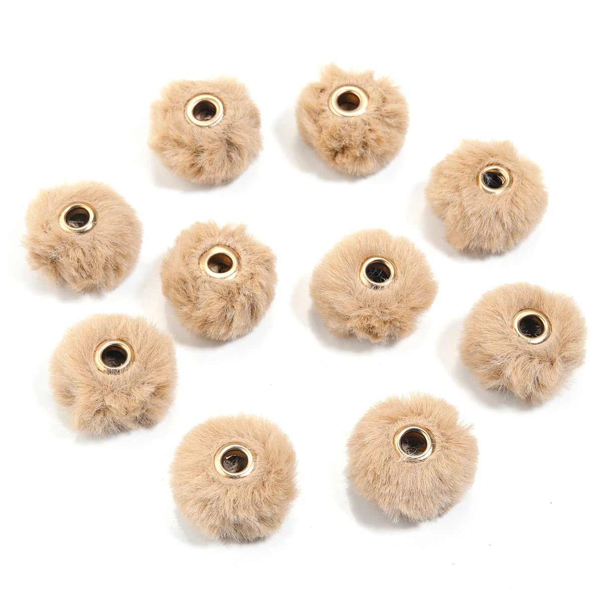 Collection de petites boules de fourrure beiges et brunes pour la fabrication de bijoux DIY.