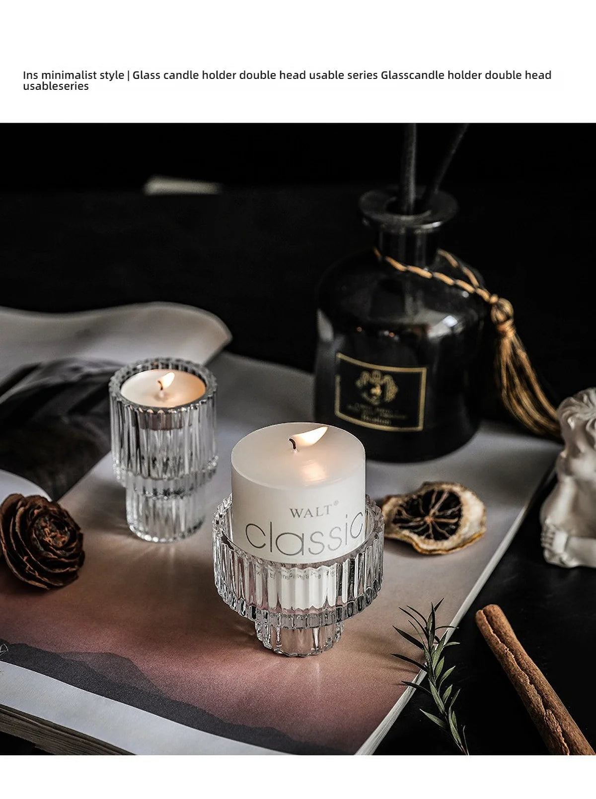 Porta-velas de vidrio transparente en color verde azulado con una vela de cera blanca, sobre una superficie oscura.