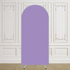 Arco de fondo elástico morado para eventos exhibido contra un panel de pared blanca.