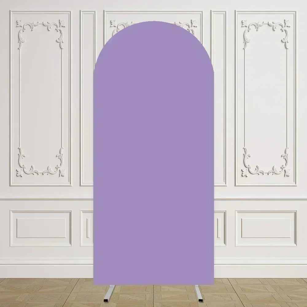 Arco de fondo elástico morado para eventos exhibido contra un panel de pared blanca.